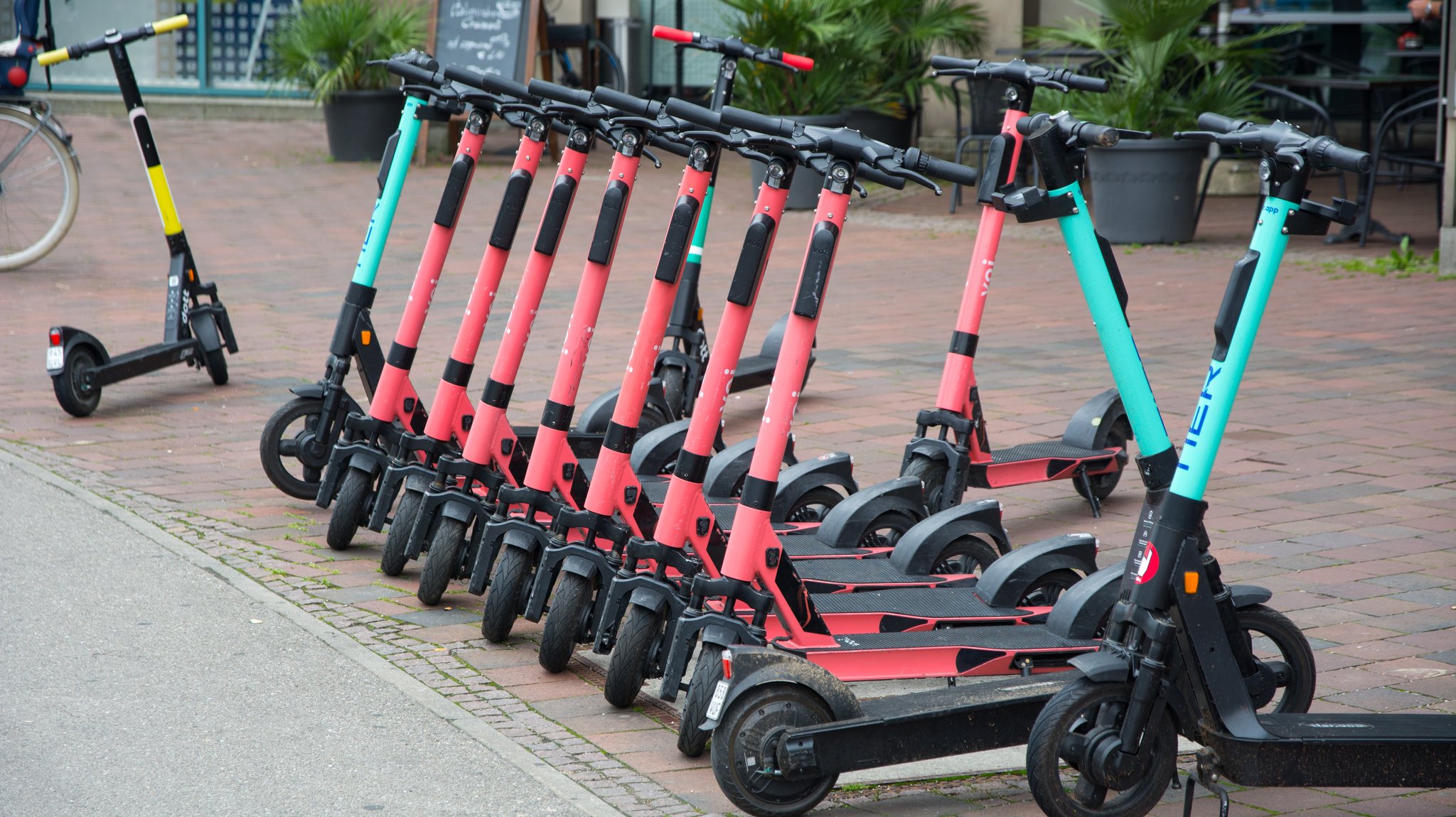 Geparkte E-Scooter (Symbolbild)