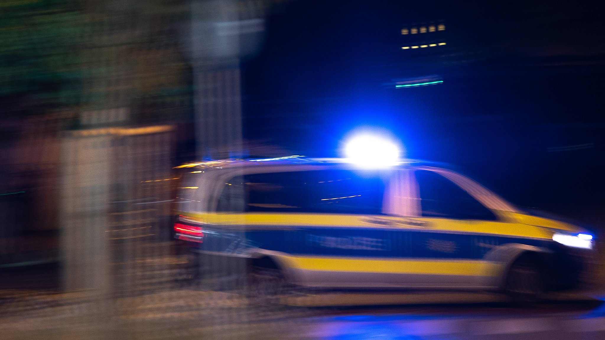 Polizeiauto im nächtlichen Einsatz.