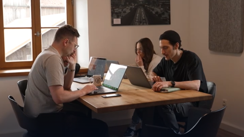 Marco Härtl mit Kollegen in seiner Medienagentur im Heimatdorf. | Bild: BR24 Marco Härtl mit Kollegen in seiner Medienagentur im Heimatdorf.