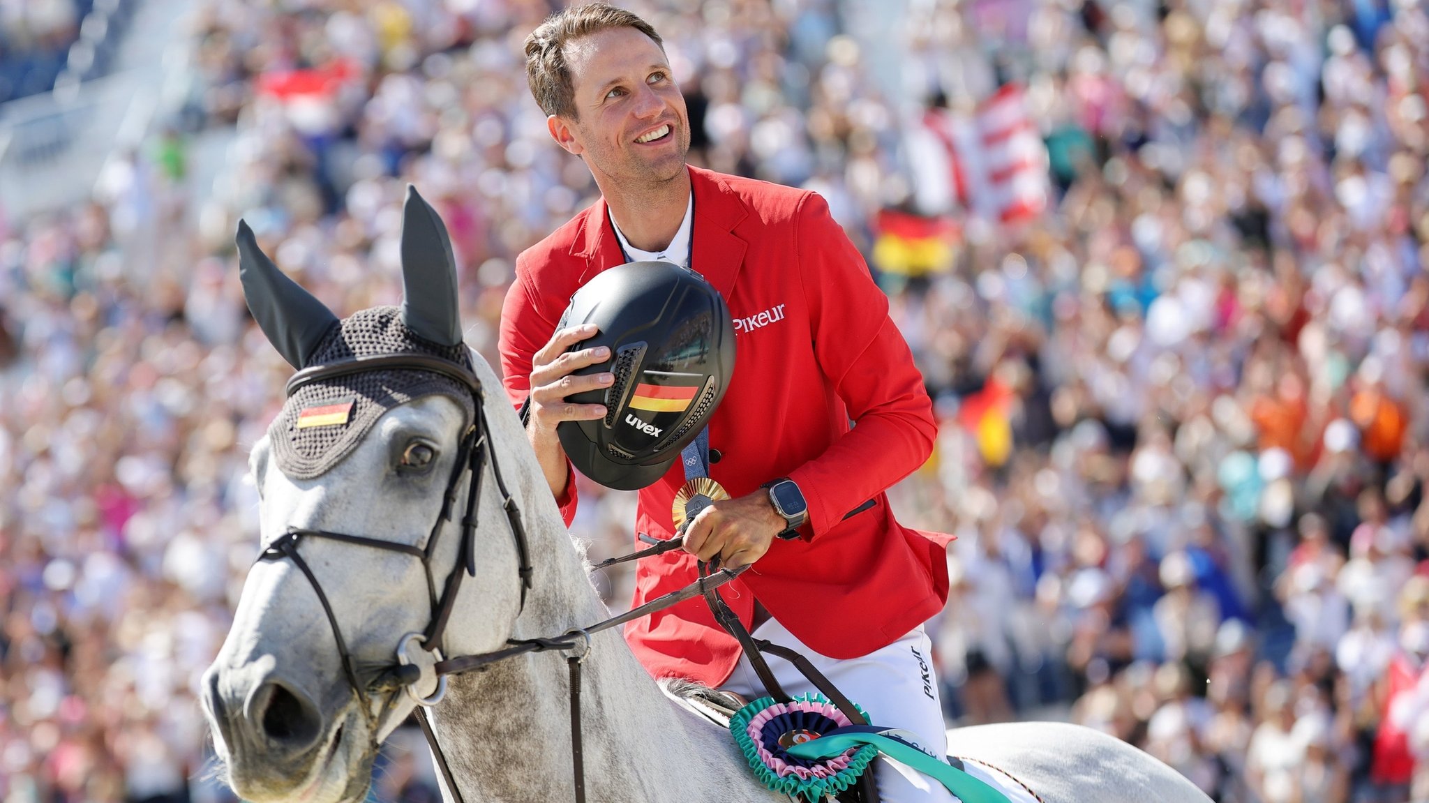 06.08.2024, Frankreich, Paris: Olympia, Paris 2024, Pferdesport, Springen, Einzel, Finale, Deutschlands Christian Kukuk jubelt nach der Siegerehrung über Gold auf Checker 47. Foto: Rolf Vennenbernd/dpa +++ dpa-Bildfunk +++