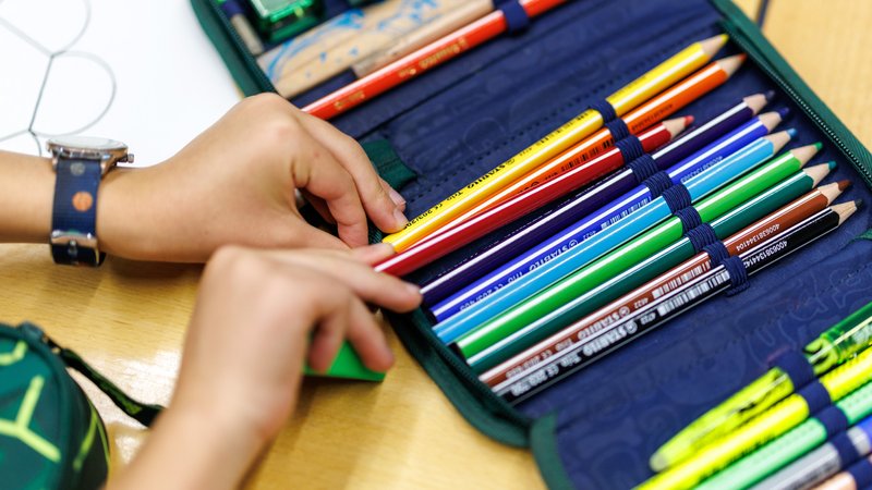 Ein Kind nimmt einen Stift aus seinem Federmäppchen | Bild: picture-alliance/dpa Ein Kind nimmt einen Stift aus seinem Federmäppchen