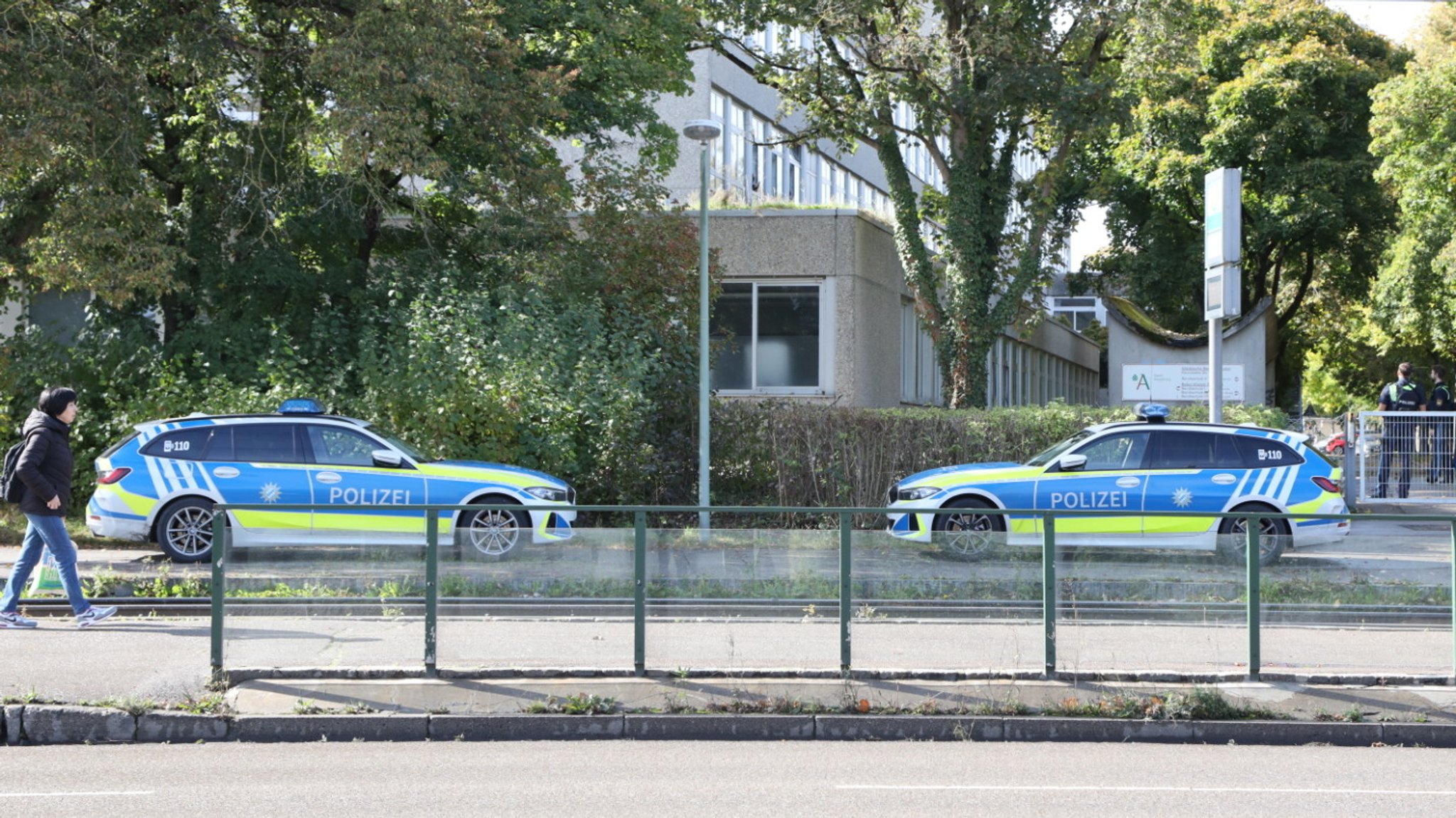 Polizeieinsatz an Augsburger Schule: Drei Männer gesucht 