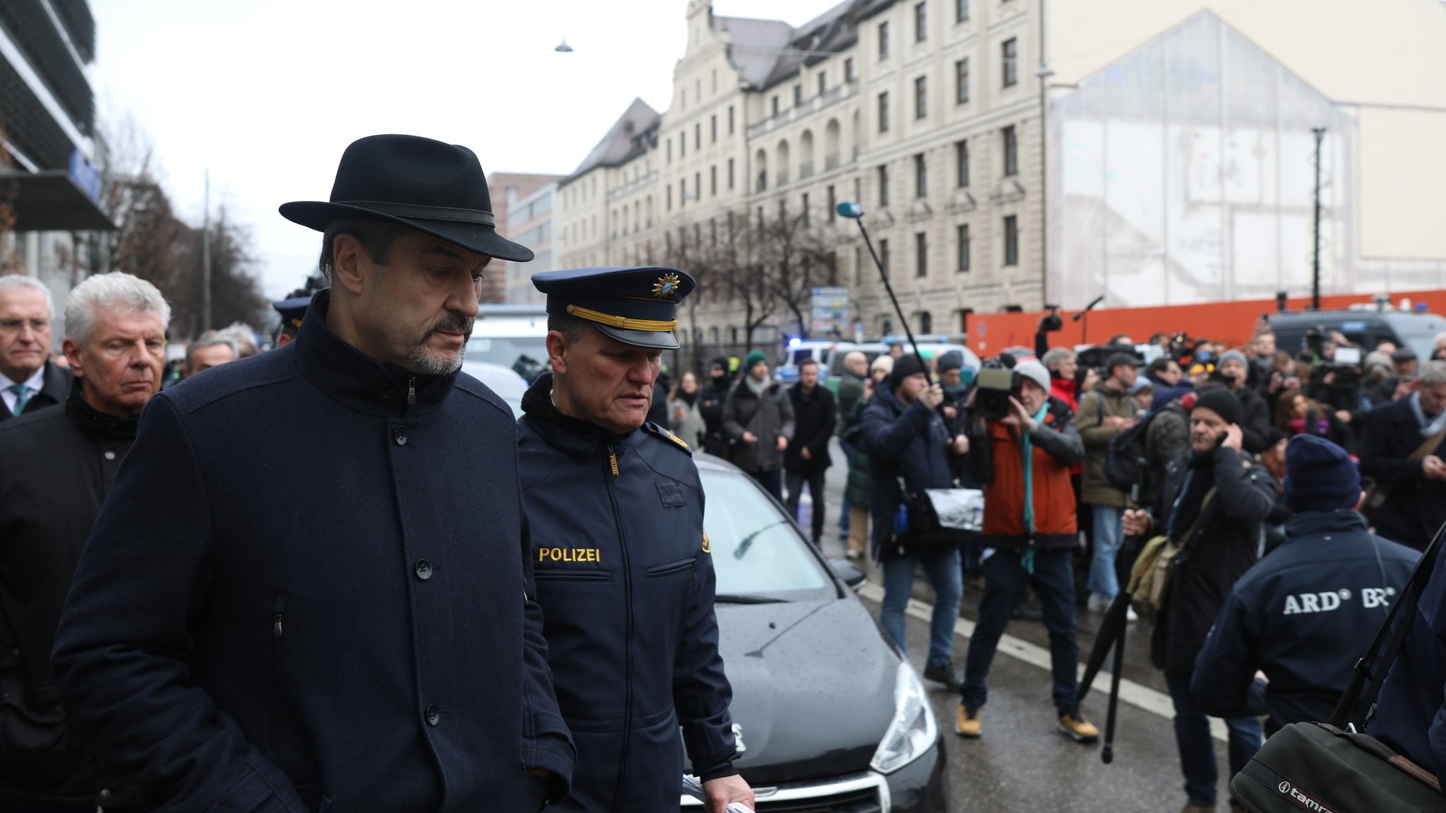 13.02.2025, Bayern, München: Bayerns Ministerpräsident Markus Söder (CSU) am Einsatzort. In der Münchner Maxvorstadt ist ein Fahrzeug in eine Menschengruppe gefahren. Foto: Tizian Gerbin/dpa +++ dpa-Bildfunk +++