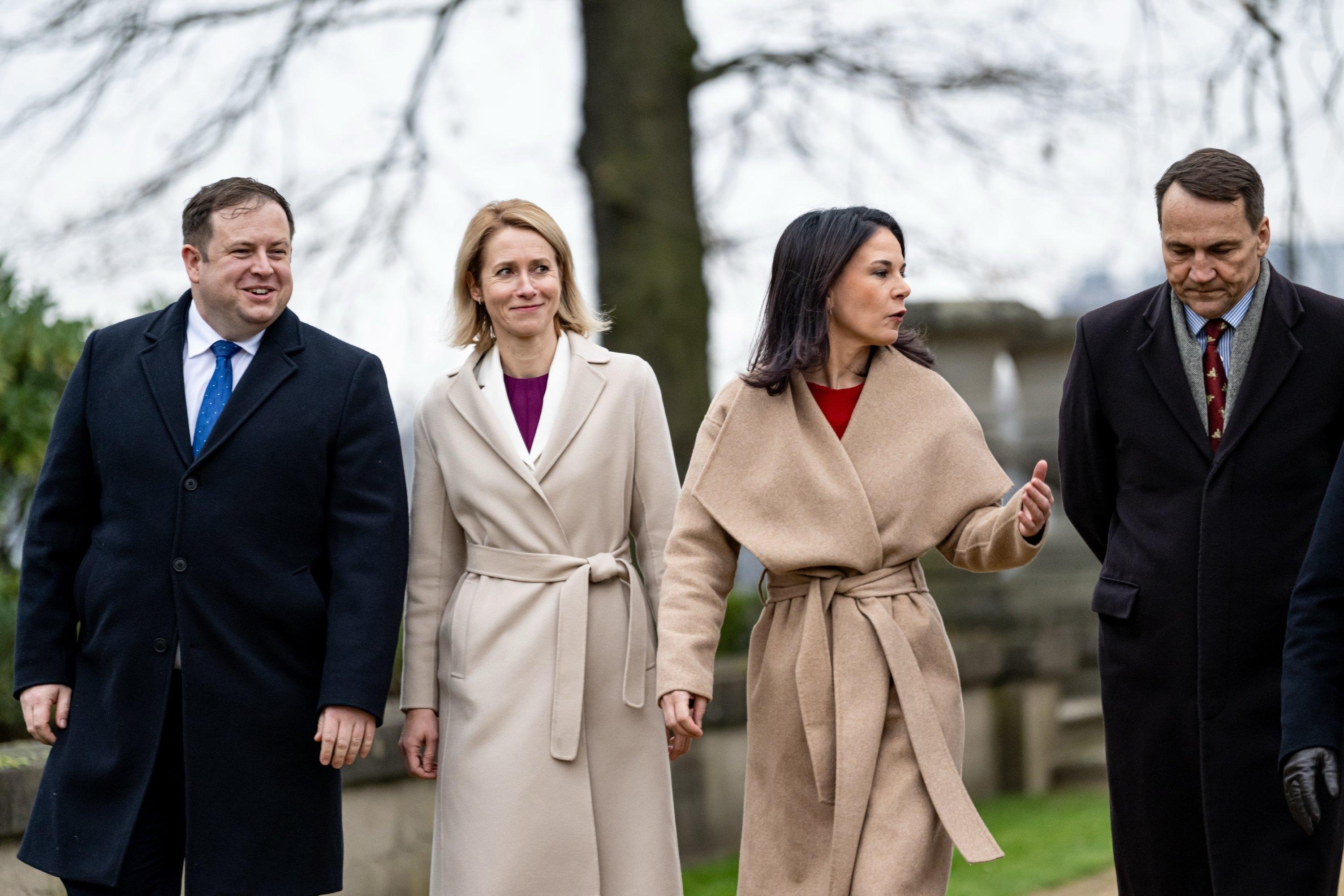 V.l.n.r.: Stephen Doughty, Staatssekretär im britischen Außenministerium, Kaja Kallas, EU-Außenbeauftragte, Annalena Baerbock (Bündnis 90/Die Grünen), Bundesaußenministerin, und Radoslaw Sikorski, Außenminister von Polen, kommen zum Treffen im Gästehaus des Auswärtigen Amts zusammen.