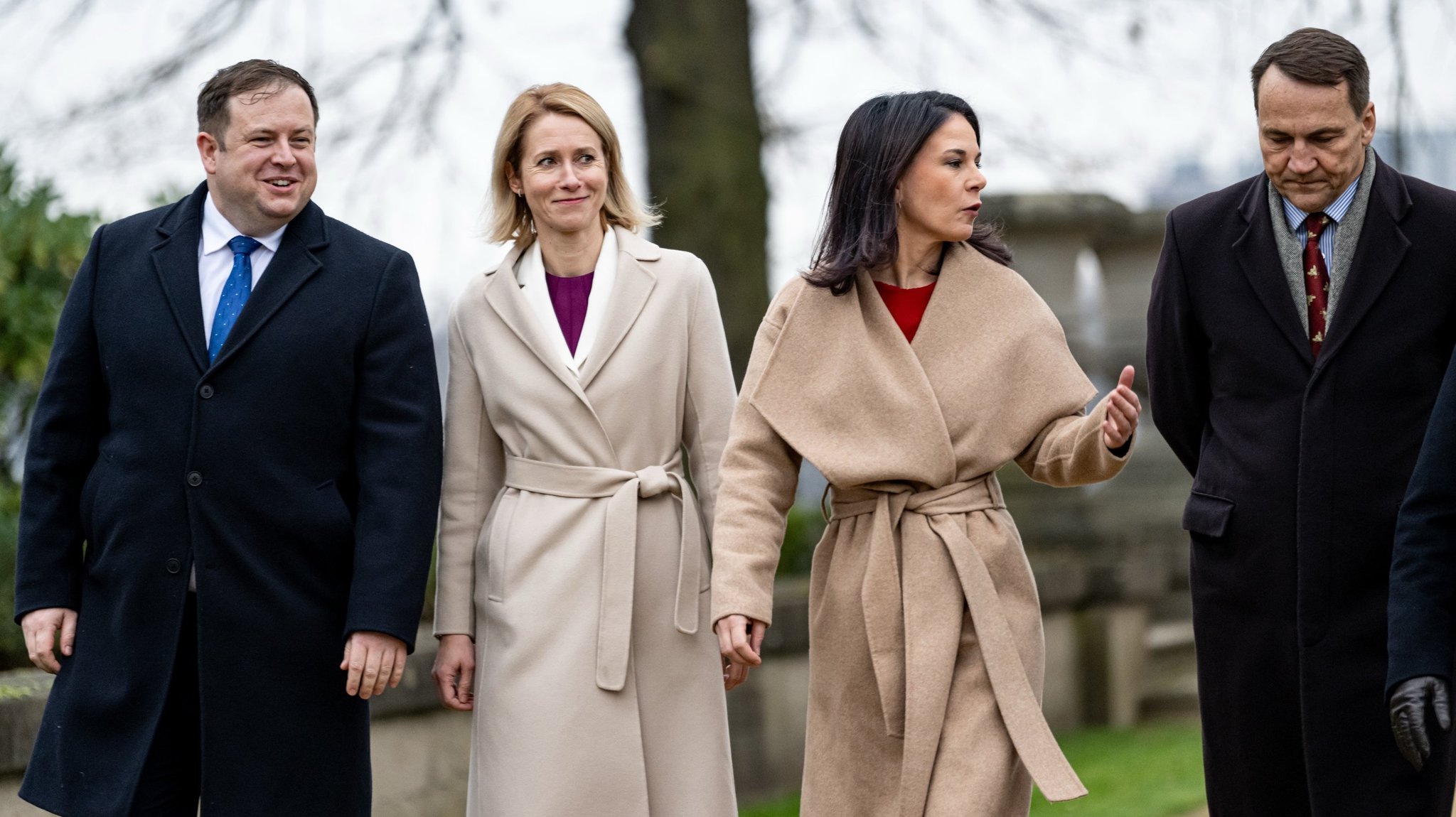 V.l.n.r.: Stephen Doughty, Staatssekretär im britischen Außenministerium, Kaja Kallas, EU-Außenbeauftragte, Annalena Baerbock (Bündnis 90/Die Grünen), Bundesaußenministerin, und Radoslaw Sikorski, Außenminister von Polen, kommen zum Treffen im Gästehaus des Auswärtigen Amts zusammen.