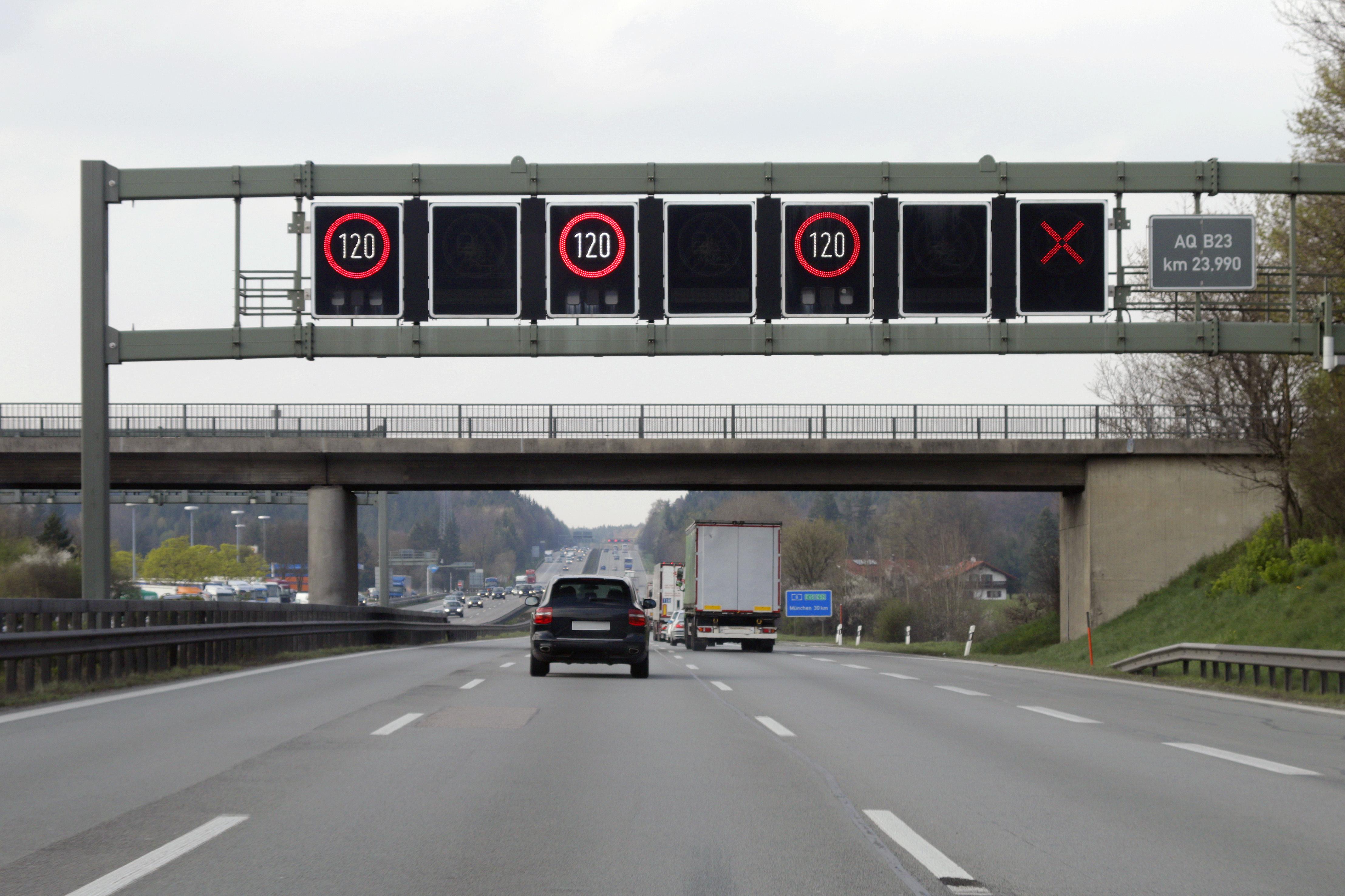 Auf der Autobahn A8 zwischen München und Salzburg gilt auf einigen Streckenabschnitten ein Tempolimit von 120 Kilometern pro Stunde.