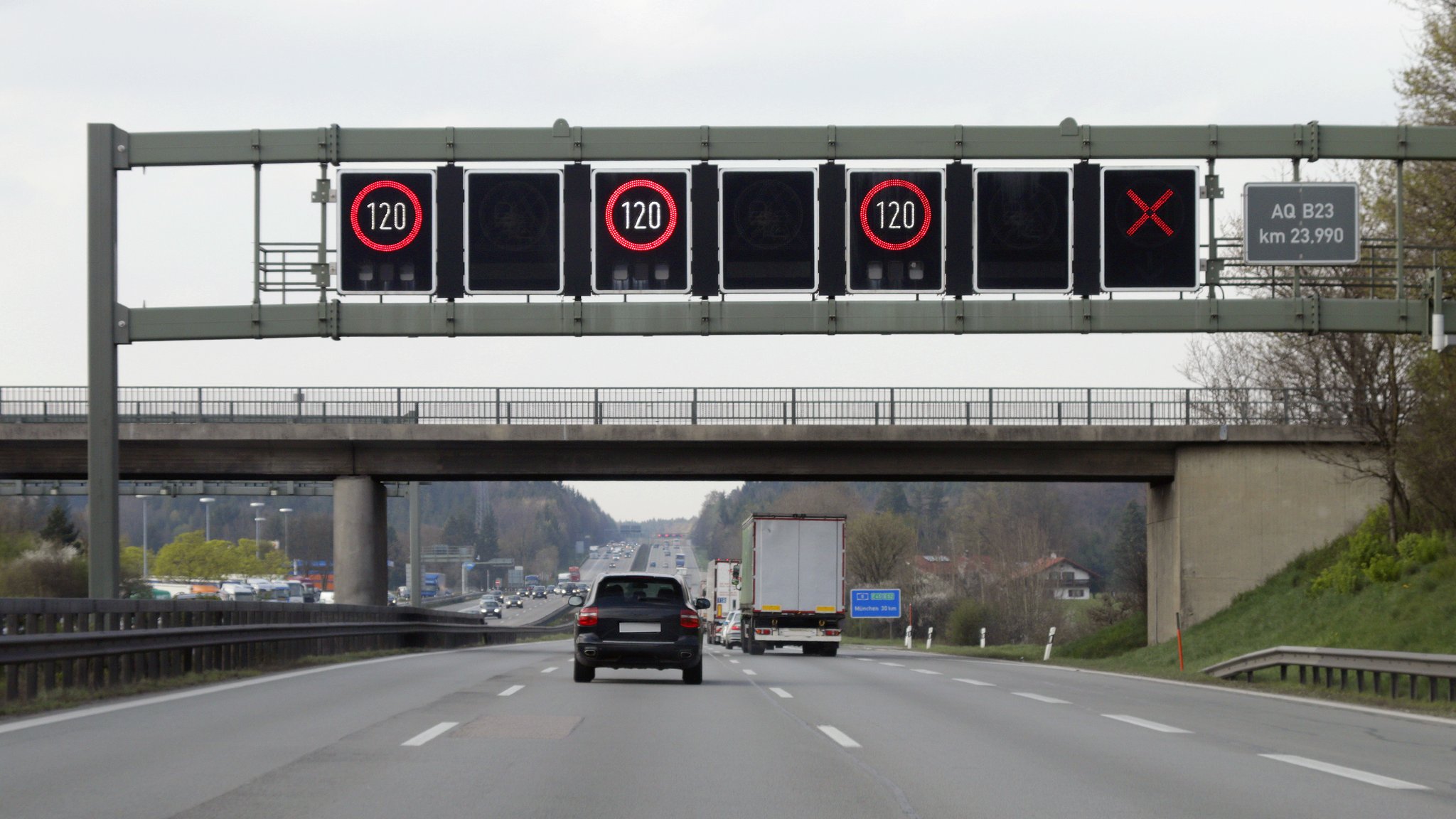 Auf der Autobahn A8 zwischen München und Salzburg gilt auf einigen Streckenabschnitten ein Tempolimit von 120 Kilometern pro Stunde.