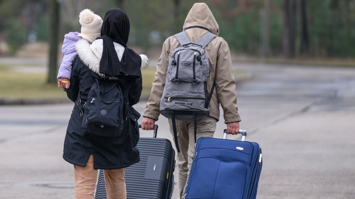 Zusammenhang? Mehr Ausreisen von Asylbewerbern seit Bezahlkarte