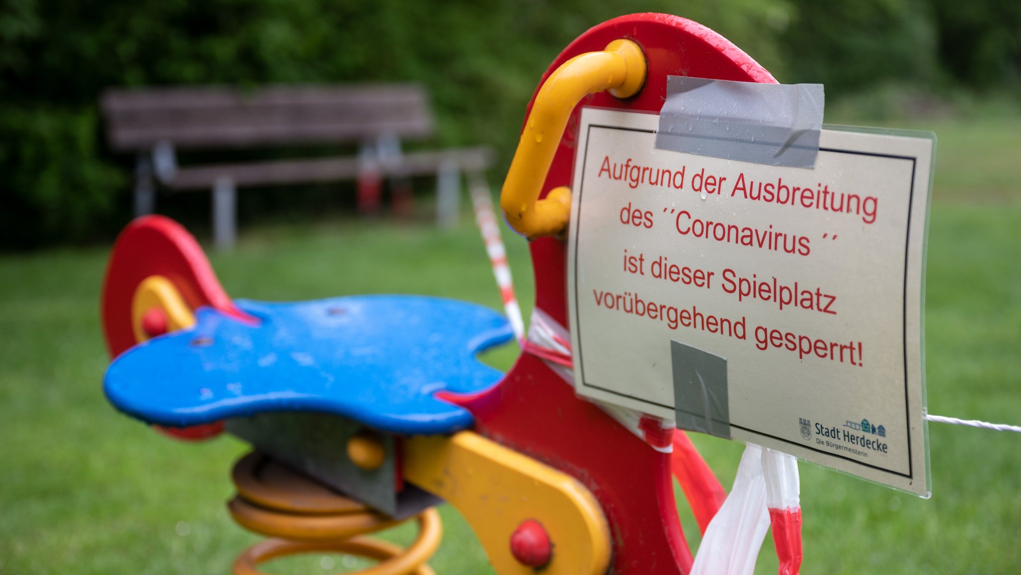 Archivbild von 2020: Geschlossener Spielplatz