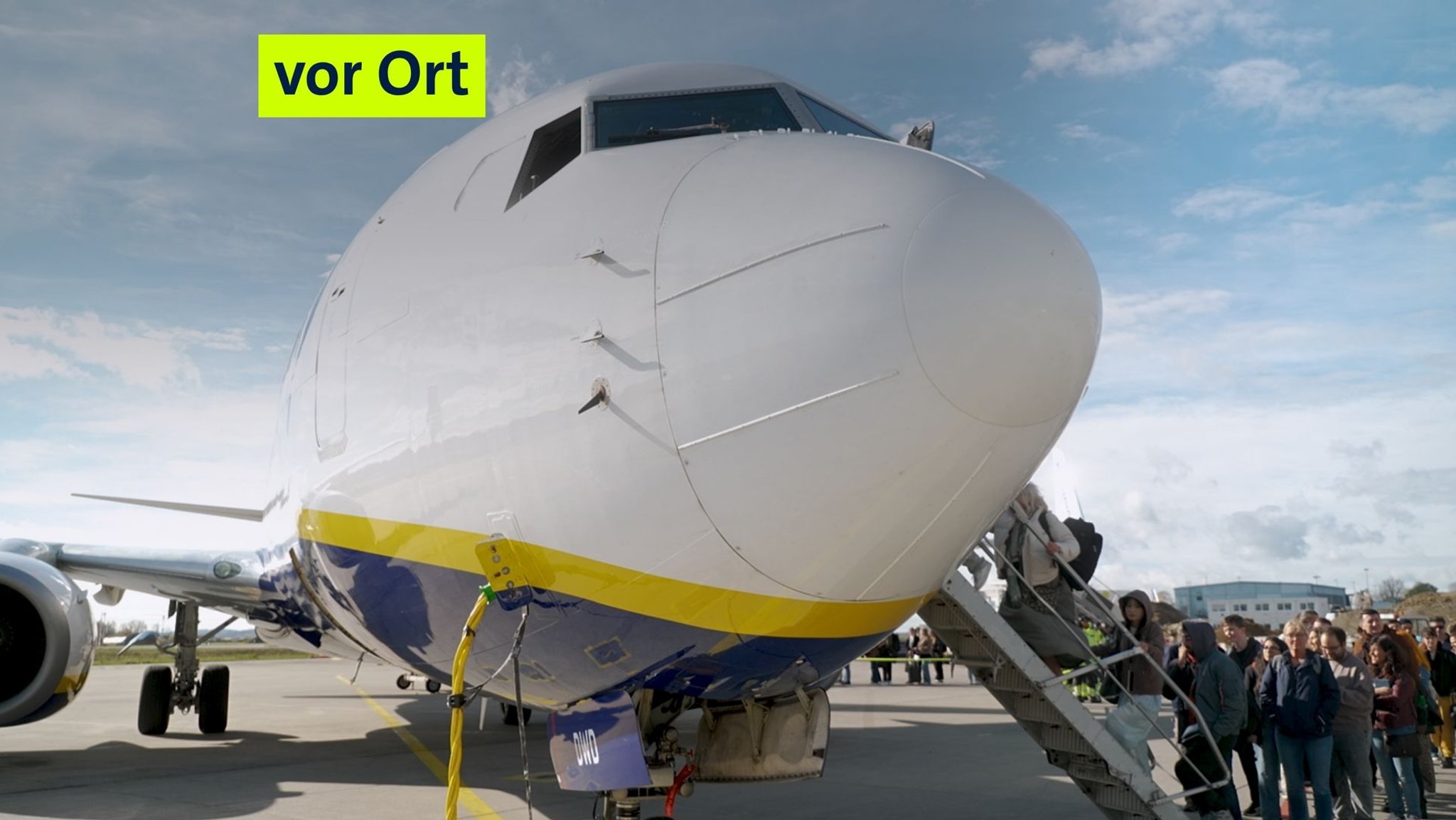 Passagiere an einem Flugzeug auf dem Vorfeld des Memminger Flughafens