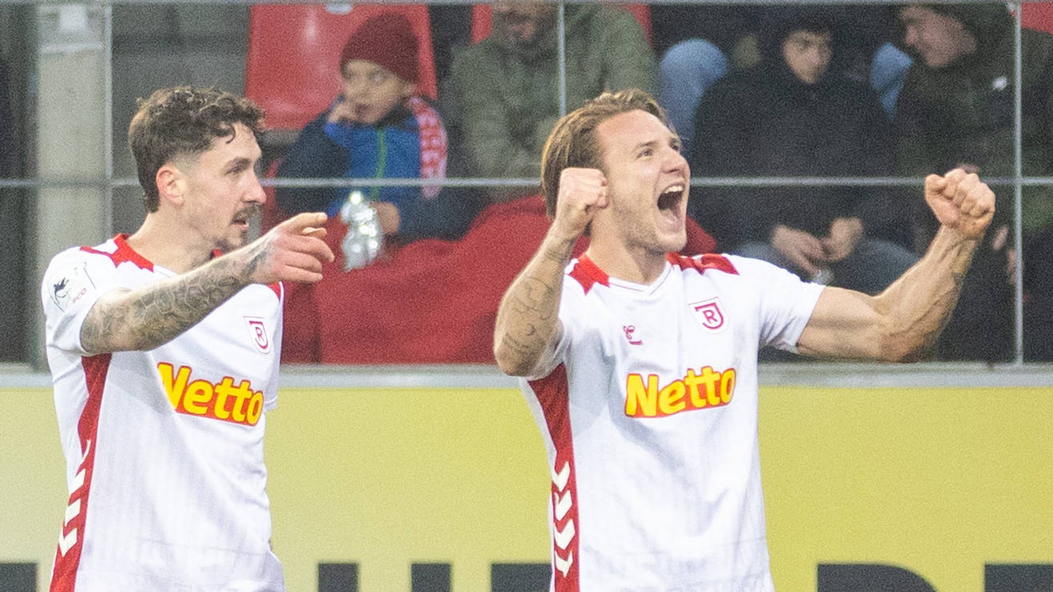 Jubelnde Spieler Jahn Regensburg | Bild: imago images/ Sascha Janne Jubelnde Spieler Jahn Regensburg