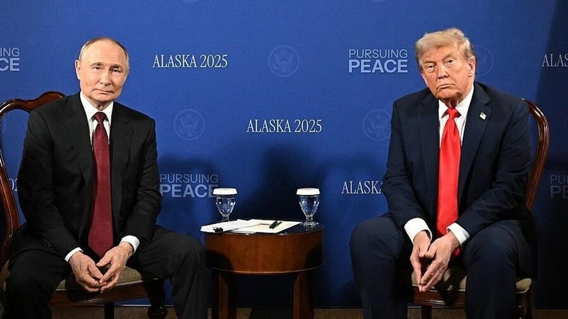 Die beiden Präsidenten Wladimir Putin und Donald Trump sitzen nebeneinander vor einer blauen Wand. | Bild: Anadolu/Picture Alliance Die beiden Präsidenten Wladimir Putin und Donald Trump sitzen nebeneinander vor einer blauen Wand.