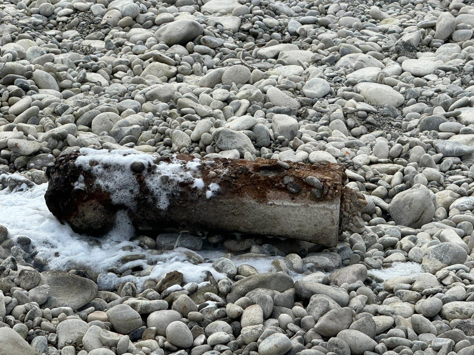 Mit Feuerwehrschaum bedeckte Phosphorbombe liebt auf dem kiesigen Ufer des Lechs in Augsburg