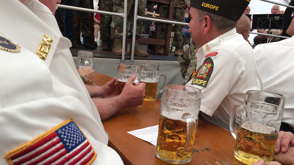Soldaten sitzen an einer Bierbank