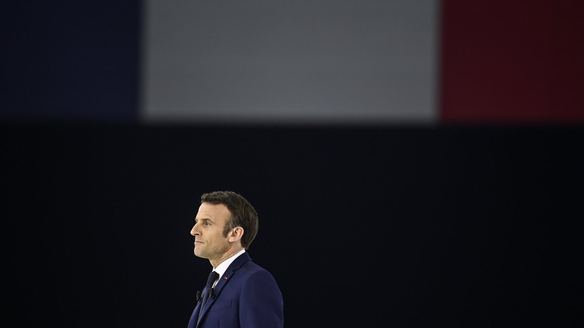 02.04.2022, Frankreich, Nanterre: Emmanuel Macron, Präsident von Frankreich, steht während einer Wahlkampfveranstaltung auf der Bühne.