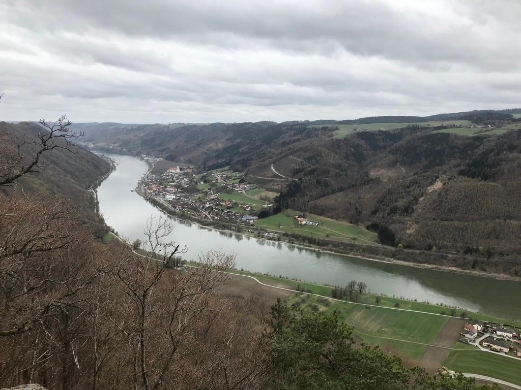 Hier, oberhalb der Donau und oberhalb des Wasserkraftwerks Jochenstein, könnte der Speichersee für das Pumpspeicherkraftwerk Riedl entstehen. 