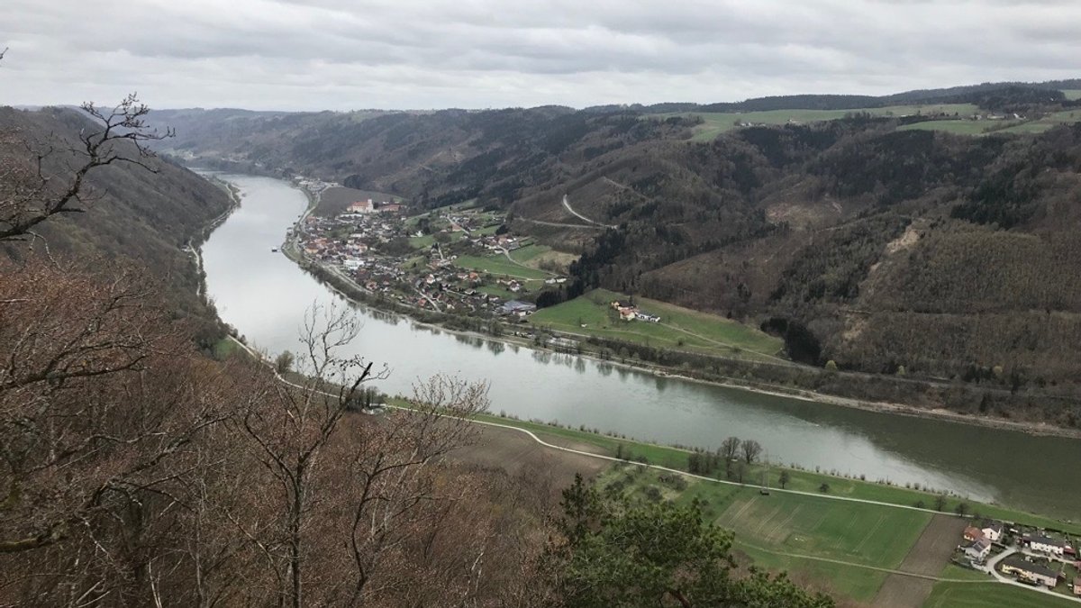 Hier, oberhalb der Donau und oberhalb des Wasserkraftwerks Jochenstein, könnte der Speichersee für das Pumpspeicherkraftwerk Riedl entstehen. 