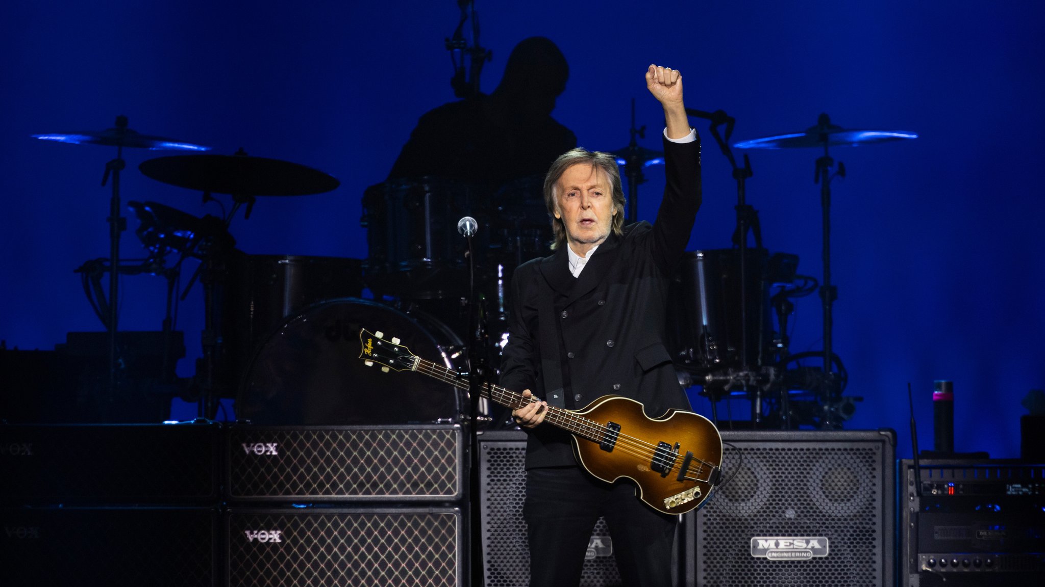 Paul McCartney auf einem Konzert in Kanada 2025. | Bild: picture alliance / ASSOCIATED PRESS | Nick Iwanyshyn Paul McCartney auf einem Konzert in Kanada 2025.
