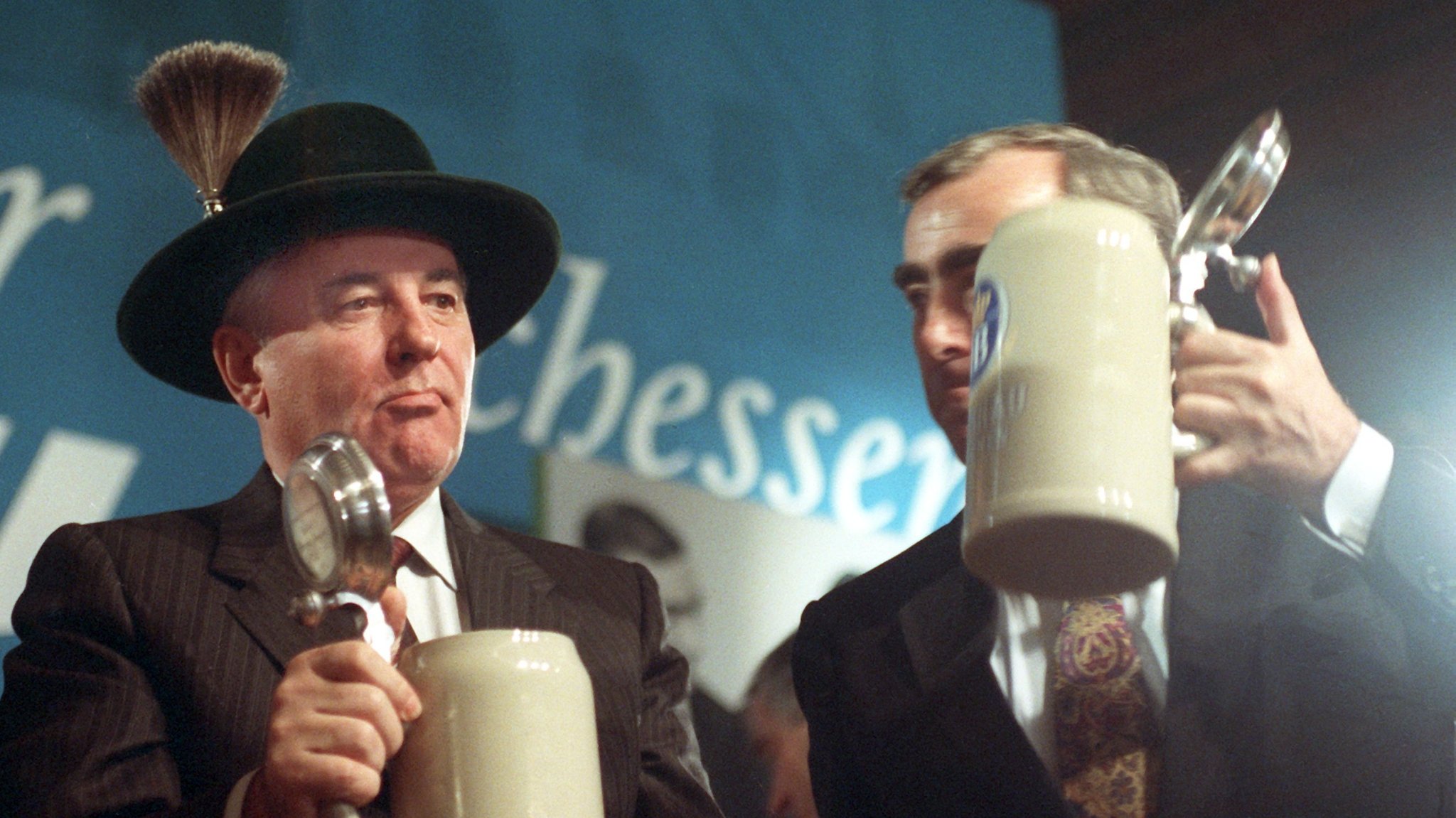 Michail Gorbatschow (l.) mit Trachtenhut und Gamsbart 1992 im Münchner Hofbräuhaus, rechts neben ihm Theo Waigel. 