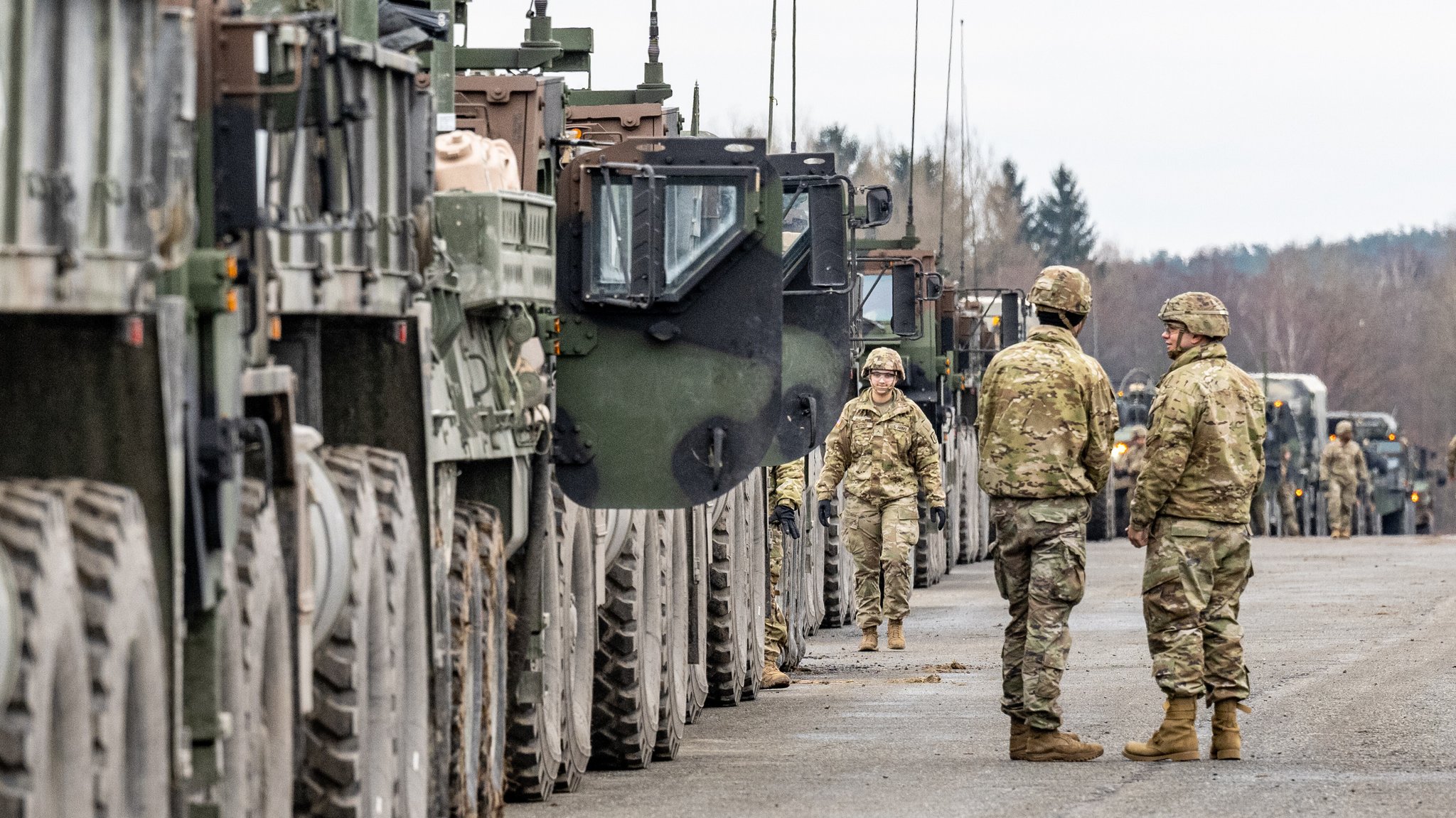 Archivbild: Militärfahrzeuge der US-Army stehen auf dem Gelände des Truppenübungsplatzes Grafenwöhr. 