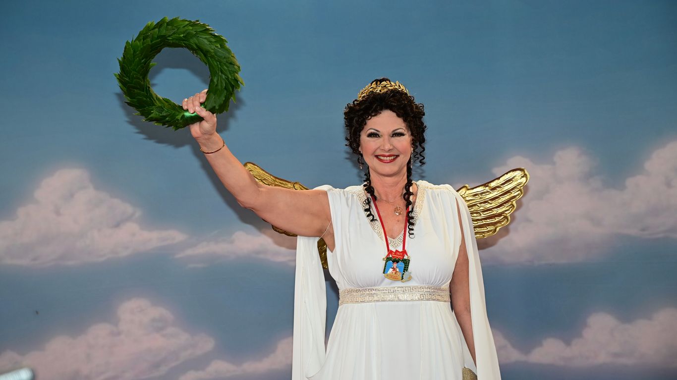 Landtagspräsidentin Ilse Aigner als griechische Siegesgöttin Nike