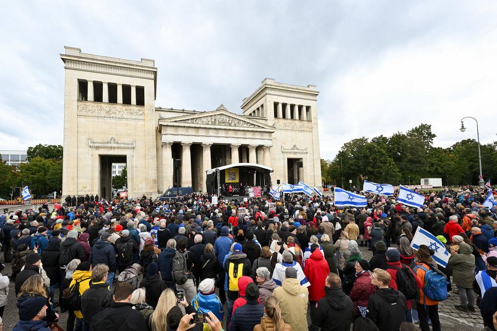 05.10.2025, Bayern, München: Menschen stehen bei der Kundgebung «Dach gegen Hass» gegen Antisemitismus am Königsplatz. Foto: Tobias Hase/dpa +++ dpa-Bildfunk +++