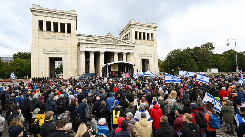 05.10.2025, Bayern, München: Menschen stehen bei der Kundgebung «Dach gegen Hass» gegen Antisemitismus am Königsplatz. Foto: Tobias Hase/dpa +++ dpa-Bildfunk +++ | Bild: dpa-Bildfunk / Tobias Hase 05.10.2025, Bayern, München: Menschen stehen bei der Kundgebung «Dach gegen Hass» gegen Antisemitismus am Königsplatz. Foto: Tobias Hase/dpa +++ dpa-Bildfunk +++