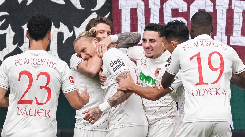 Augsburger bejubeln Sieg gegen St. Pauli | Bild: picture-alliance/dpa Augsburger bejubeln Sieg gegen St. Pauli