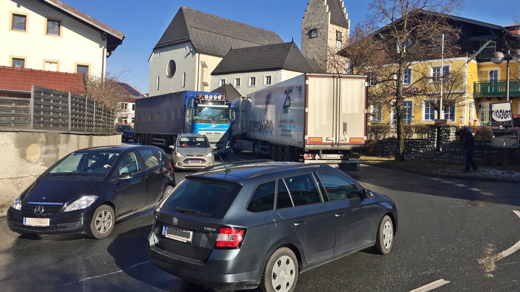 In Tittmoning schieben sich zwei Lkw aneinander vorbei.