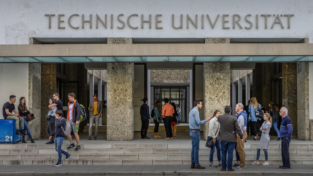 Studentinnen und Studenten vor der Technischen Universität München (2018)