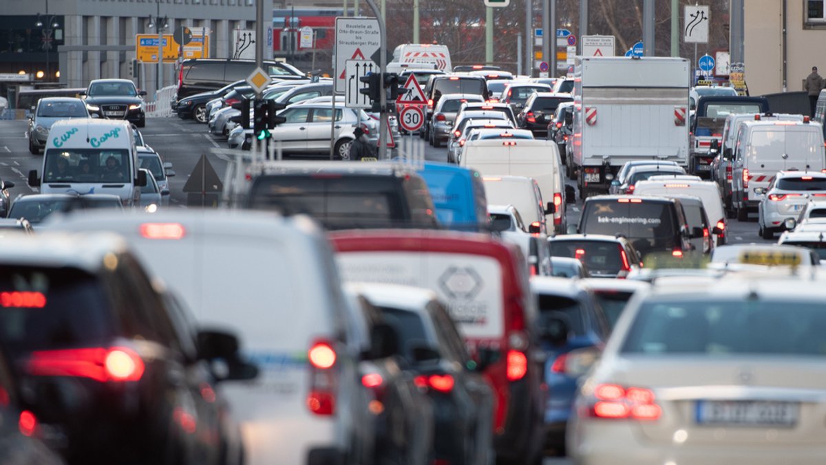 Symbolbild: Lärm durch den Verkehr | Bild: dpa-Bildfunk/Paul Zinken Symbolbild: Lärm durch den Verkehr