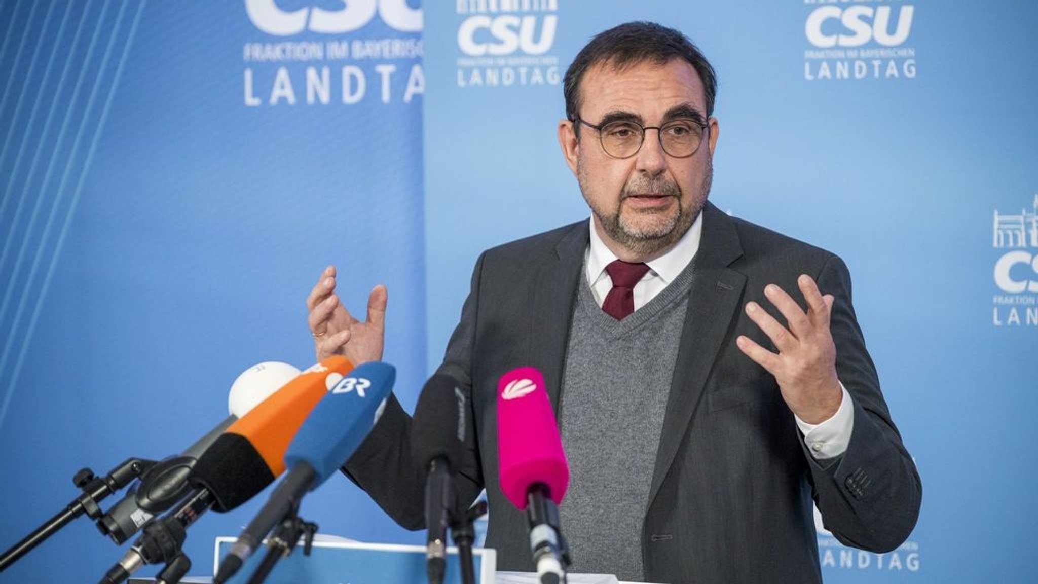 Bayern, Bad Staffelstein: Klaus Holetschek (CSU), CSU-Fraktionsvorsitzender im Bayerischen Landtag, spricht bei der Abschlusspressekonferenz der Winterklausur der CSU-Landtagsfraktion zu den Pressevertretern. (zu dpa: «CSU-Politiker Holetschek: «Unbestritten, dass Söder Kanzler kann»») Foto: Daniel Vogl/dpa +++ dpa-Bildfunk +++