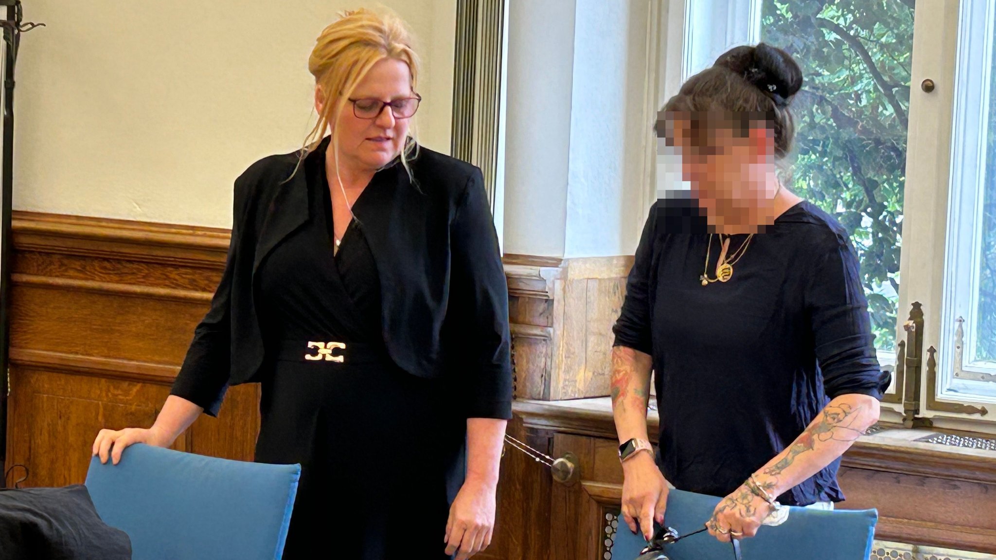 Susanne Knobloch (rechts) und ihre Anwältin fordern 75.000 Euro für erlittenen körperlichen und seelischen Schmerz.