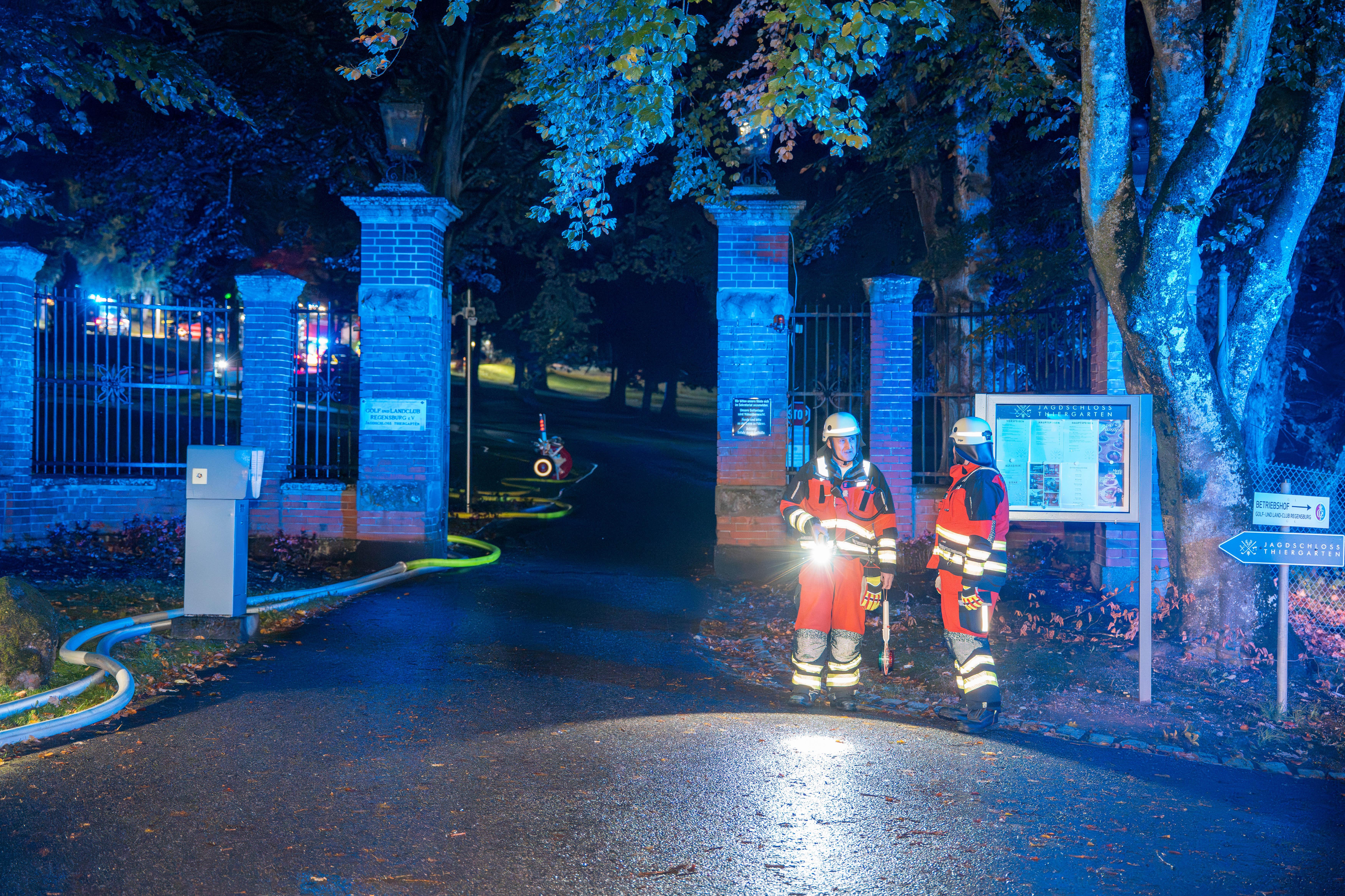 Die Feuerwehr musste lange Schlauchleitungen zum Brandort verlegen