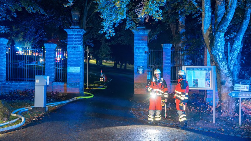 Die Feuerwehr musste lange Schlauchleitungen zum Brandort verlegen | Bild: NEWS5 / Lars Haubner Die Feuerwehr musste lange Schlauchleitungen zum Brandort verlegen