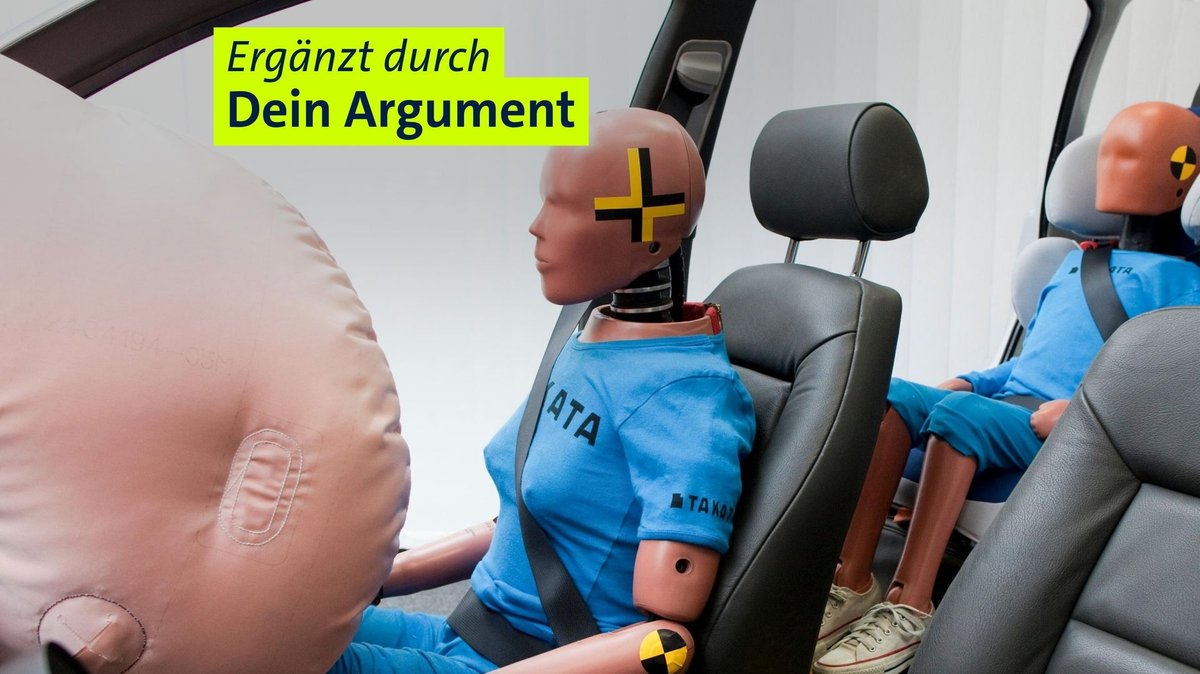 Ein "weiblicher" Crashtest-Dummy und ein kleiner Crashtest-Dummy in einem Kindersitz. 