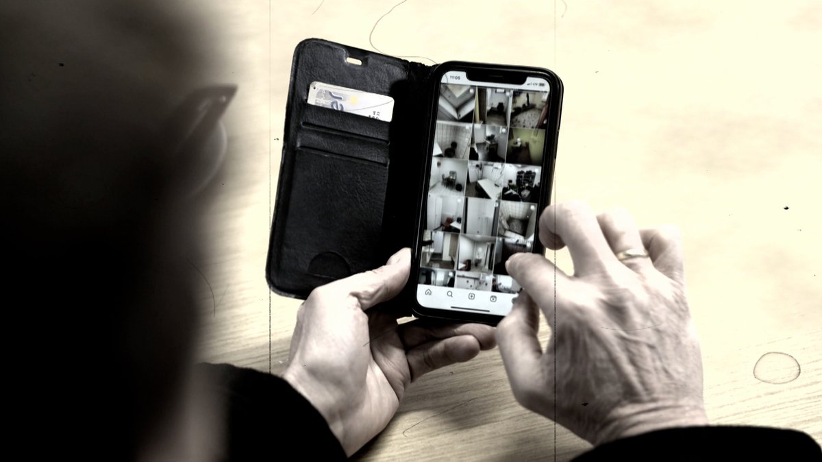 Smartphone mit Fotos von Umkleiden.