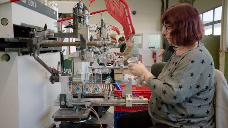 Die Wirtschaft steckt in der Krise, viele Betriebe entlassen Menschen, halten sich mit Investitionen zurück oder gehen sogar pleite. | Bild: Bayerischer Rundfunk 2024 Die Wirtschaft steckt in der Krise, viele Betriebe entlassen Menschen, halten sich mit Investitionen zurück oder gehen sogar pleite.