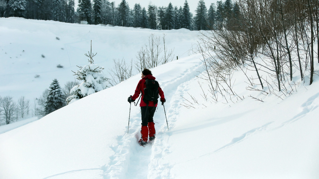 Wanderer mit Schneeschuhen (Symbolbild) | Bild: picture alliance / Eibner-Pressefoto | Hahne /Eibner-Pressefoto Wanderer mit Schneeschuhen (Symbolbild)