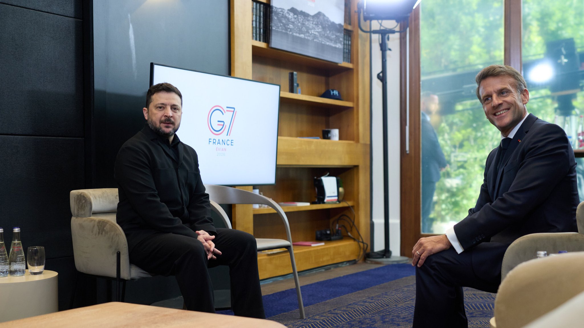 Vieraugengespräch zwischen Frankreichs Präsident Emmanuel Macron und Wolodymyr Selenskyj in Evian. | Bild: picture alliance / SvenSimon-ThePresidentialOfficeU | Presidential Office of Ukraine Vieraugengespräch zwischen Frankreichs Präsident Emmanuel Macron und Wolodymyr Selenskyj in Evian.