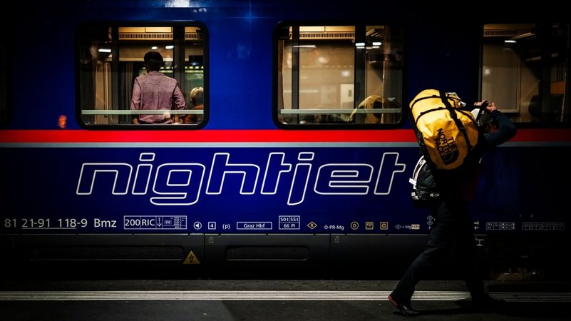 Bei Würzburg: Zwei Nachtzüge kollidieren mit Streusalzkiste | Bild: dpa-Bildfunk/Michael Buholzer Bei Würzburg: Zwei Nachtzüge kollidieren mit Streusalzkiste