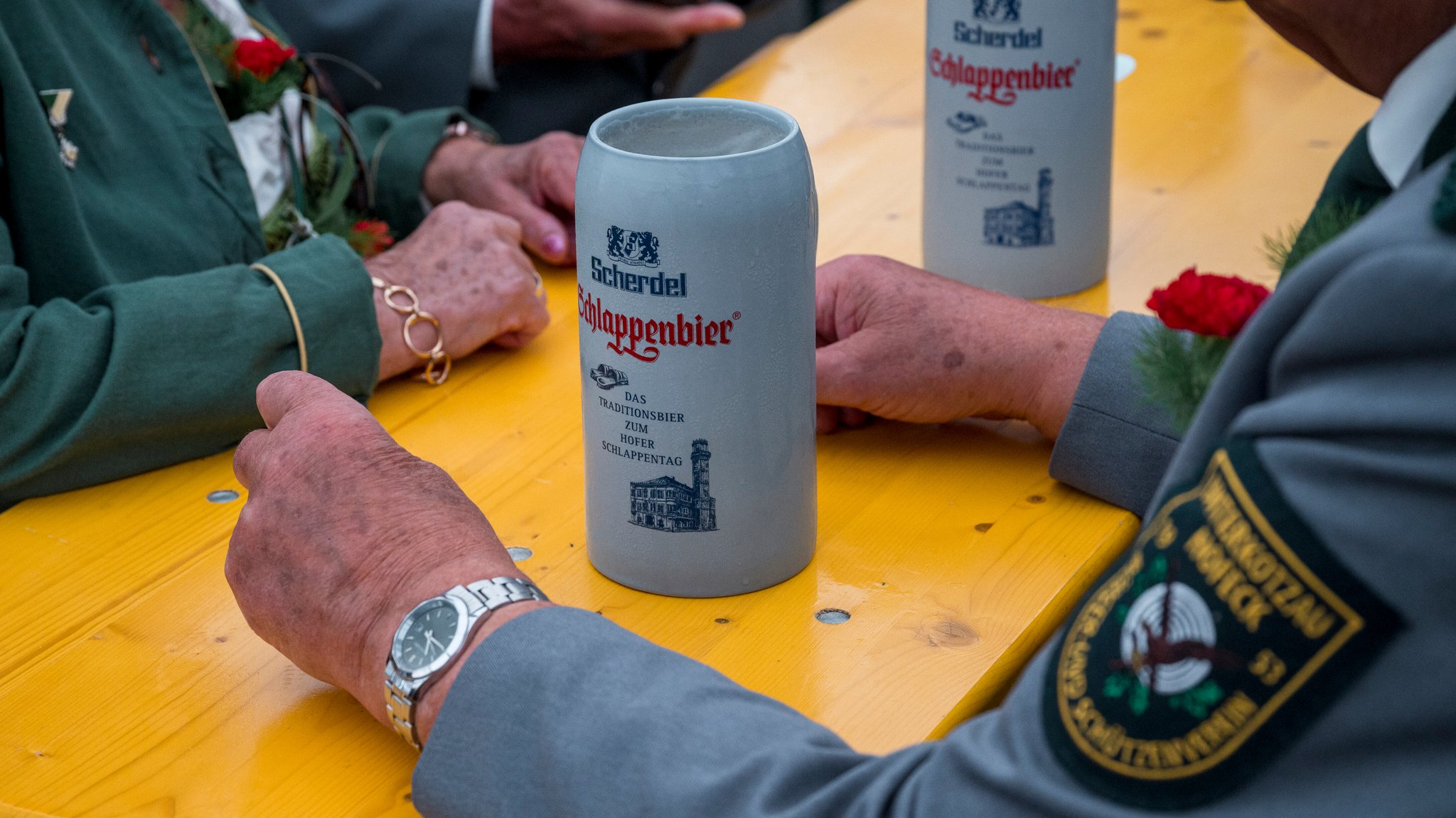 Eine Maß Schlappenbier beim Schlappenfest 2024