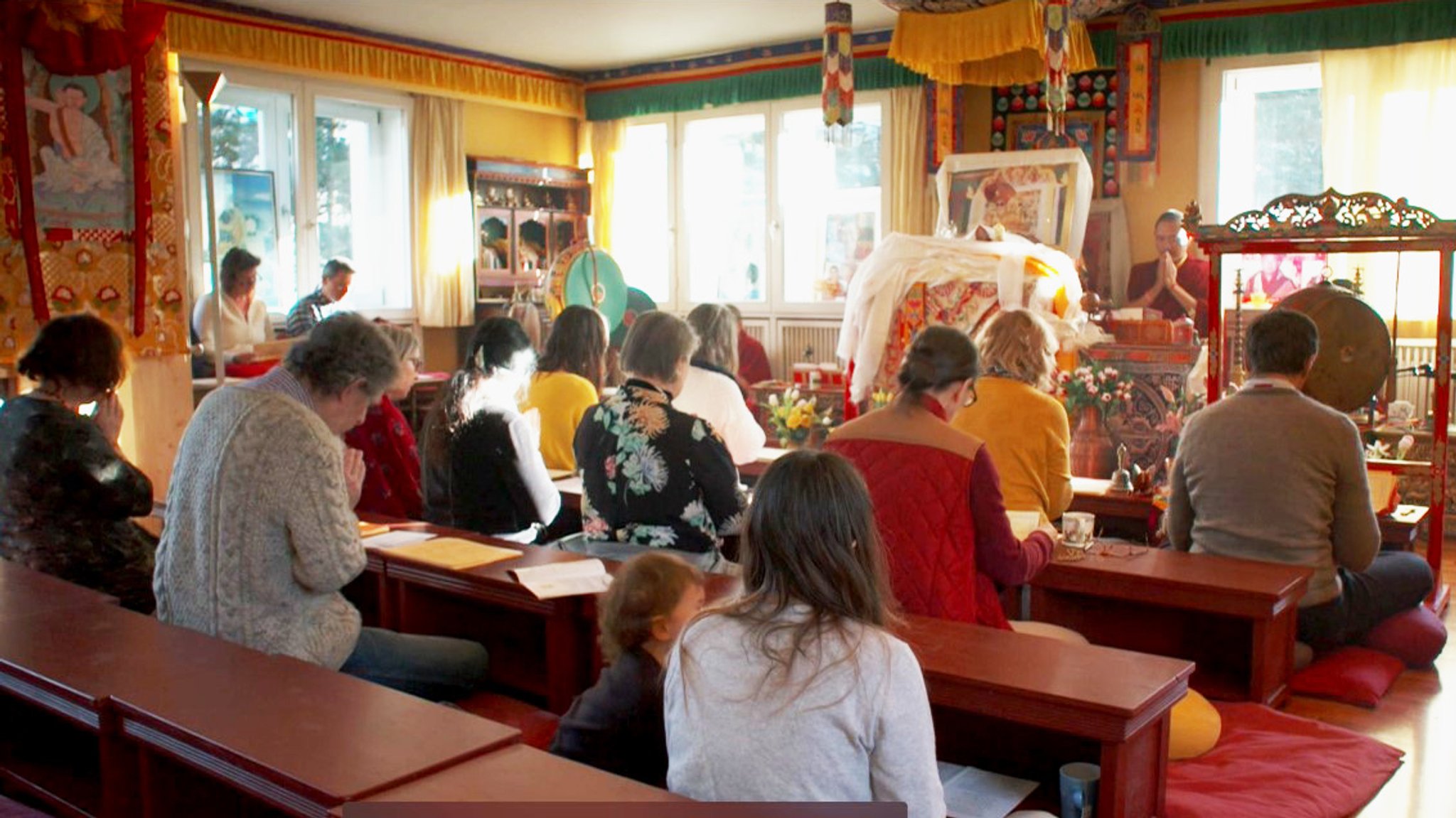 Andacht im tibetisch-buddhistischen Tempel in München-Sendling