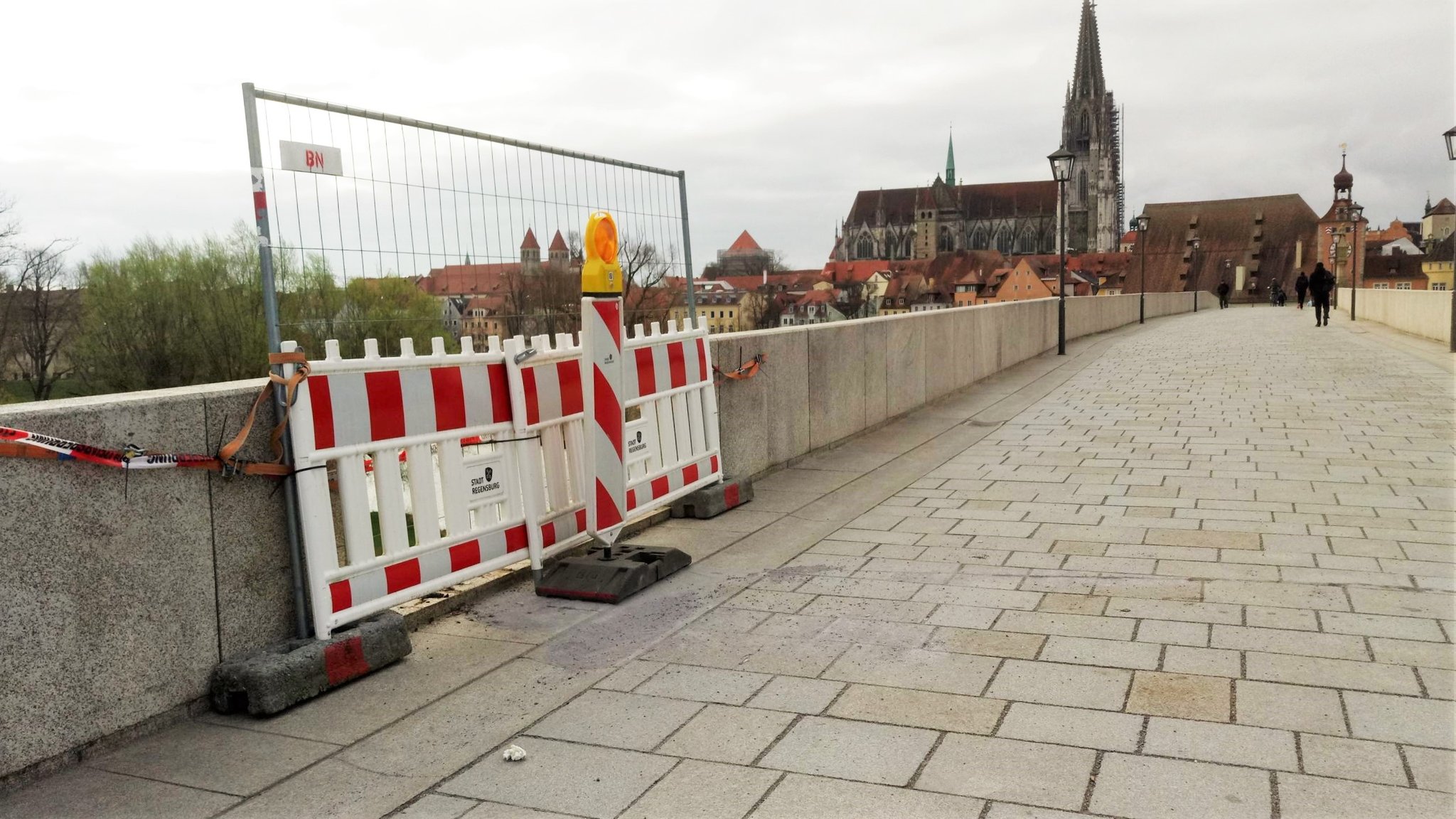 Steinerne Brücke in Regensburg nach kuriosem Unfall gesichert