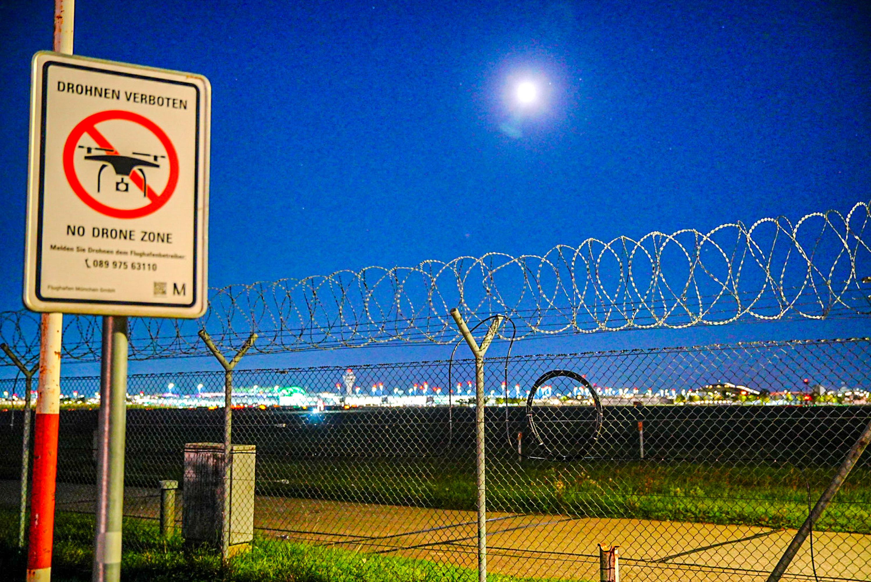 Ein Hinweisschild "Drohnen verboten" steht am Gelände des Flughafens München.