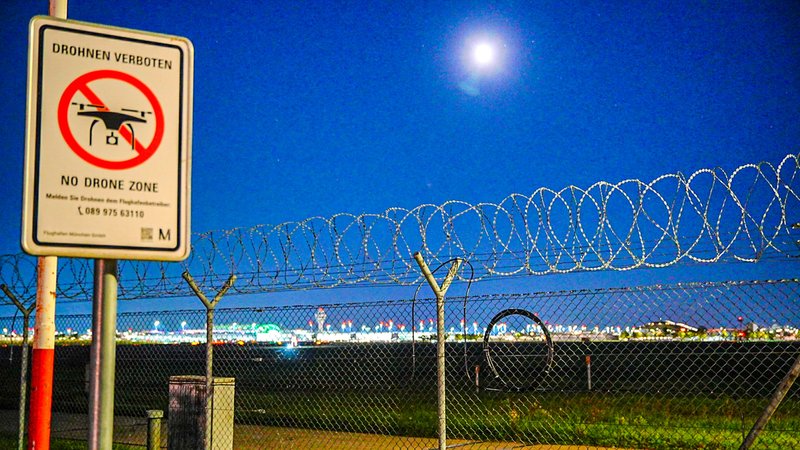 Ein Hinweisschild "Drohnen verboten" steht am Gelände des Flughafens München. | Bild: dpa-Bildfunk/Enrique Kaczor Ein Hinweisschild "Drohnen verboten" steht am Gelände des Flughafens München.