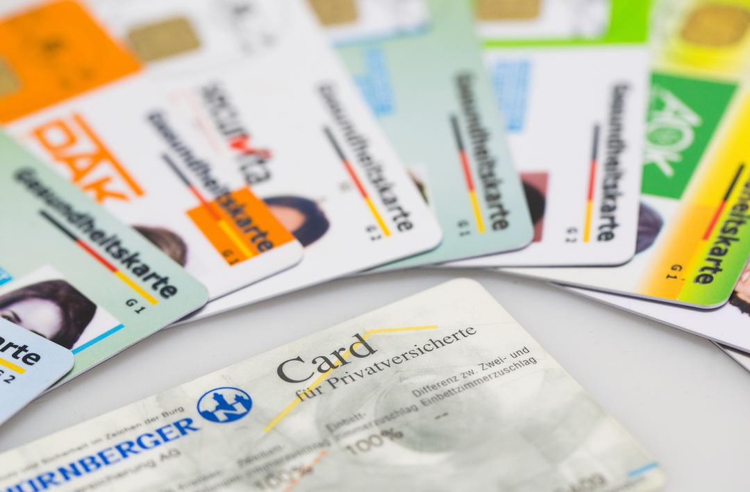 Versicherungskarten verschiedener gesetzlicher und einer privaten Krankenkasse.