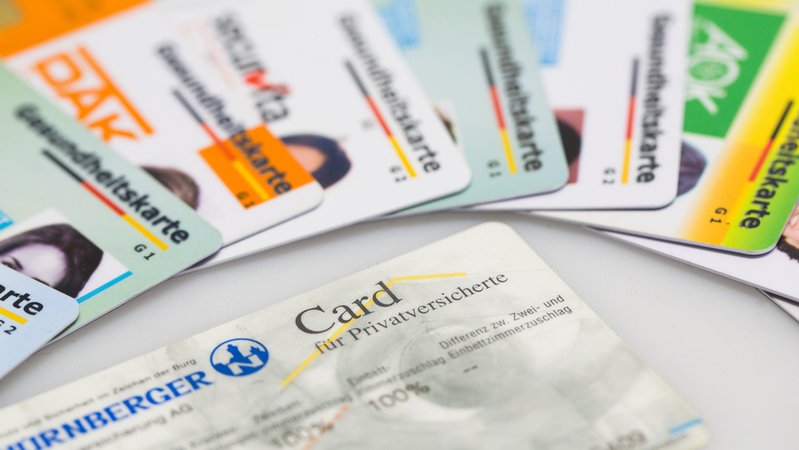 Versicherungskarten verschiedener gesetzlicher und einer privaten Krankenkasse. | Bild: BR/Lisa Hinder Versicherungskarten verschiedener gesetzlicher und einer privaten Krankenkasse.