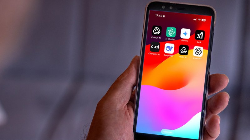 Eine Fotomontage zeigt ein Smartphone. Auf dem Screen zu sehen: verschiedene KI-Anwendungen wie ChatGPT, Gemini, Grok oder Character.AI | Bild: picture alliance / CHROMORANGE | Michael Bihlmayer Eine Fotomontage zeigt ein Smartphone. Auf dem Screen zu sehen: verschiedene KI-Anwendungen wie ChatGPT, Gemini, Grok oder Character.AI
