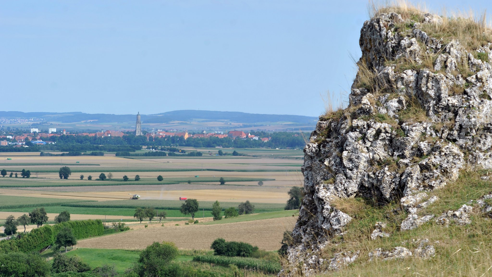 Aus einer Ebene erhebt sich die Stadt Nördlingen. Diese fast 350 Quadratmeter große Ebene ist der Krater des Nördlinger Rieses. 